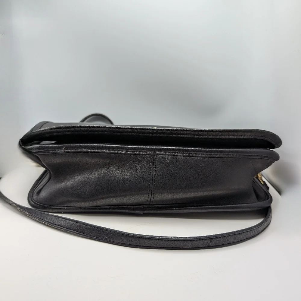 ❤️Host Pick❤️Vintage COACH Black Crossbody Bag - Picture 3 of 6